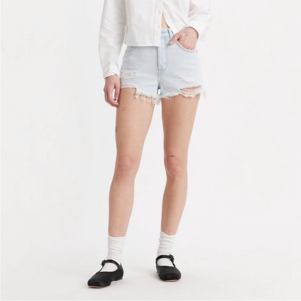 Brand new! Levi’s Women's 501° Original Shorts - Find
Time 25 (Light Wash)